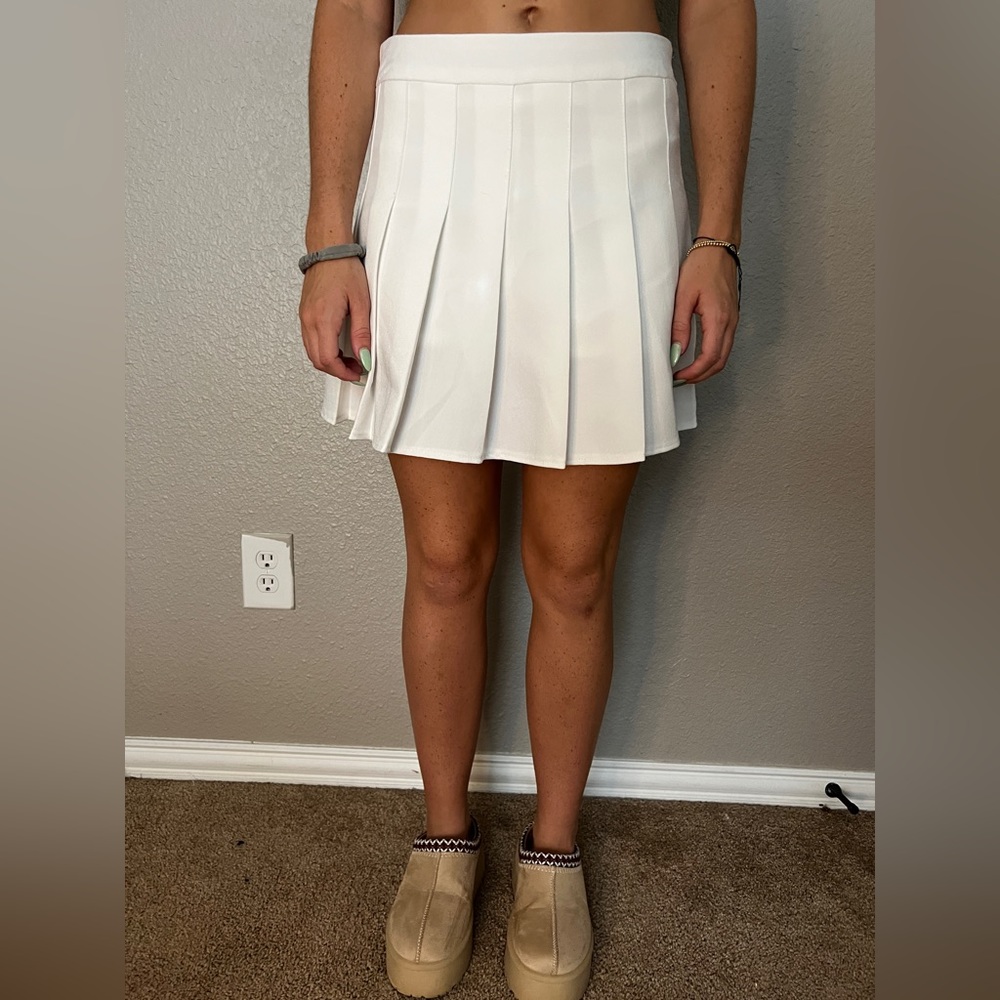 Pleated white tennis skirt // size M